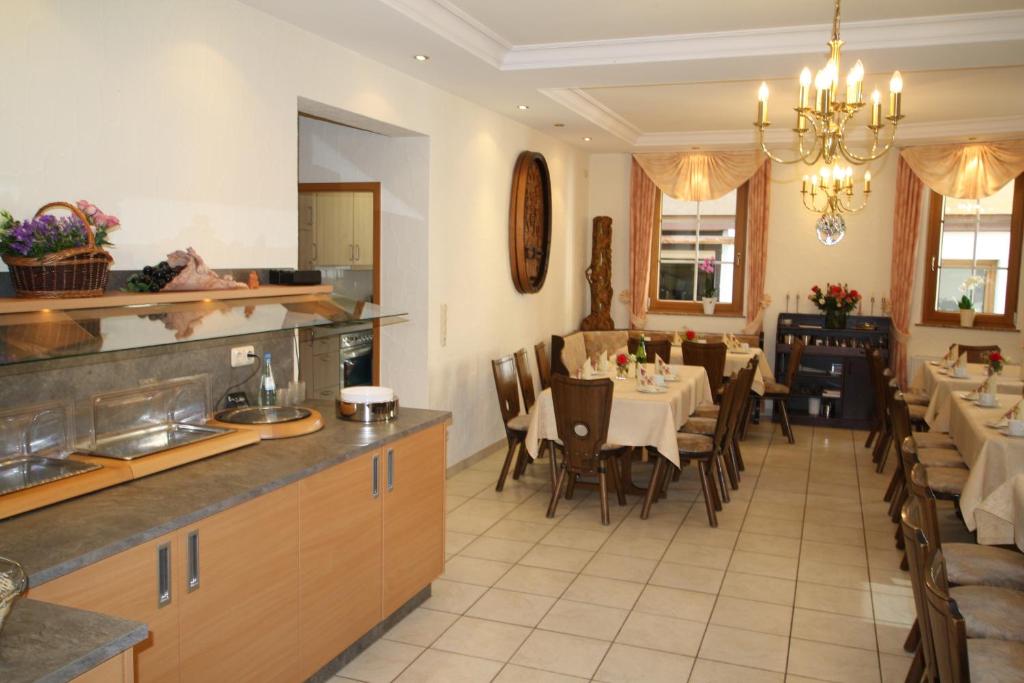 Restaurace v ubytování Weingut Gästehaus Derkum