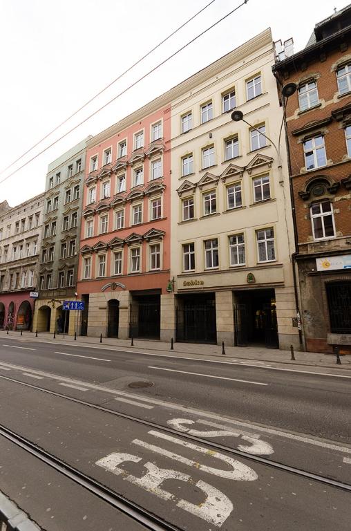 pusta ulica przed niektórymi budynkami w obiekcie Venice Apartments/Old Town we Wrocławiu
