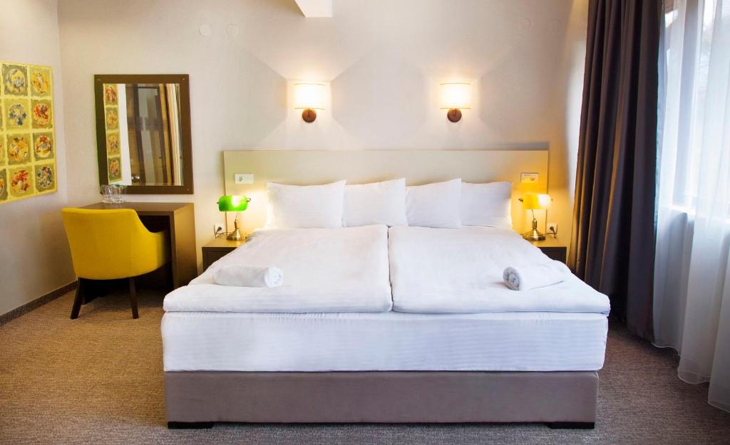 Ένα ή περισσότερα κρεβάτια σε δωμάτιο στο Hotel Happy