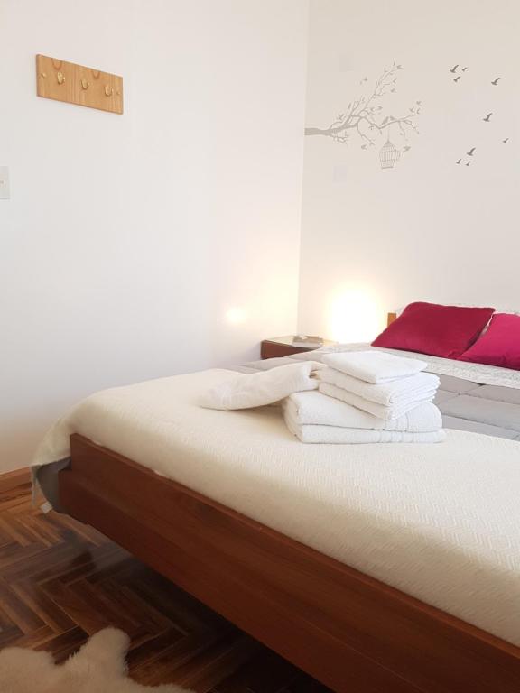 ein Schlafzimmer mit einem Bett mit Handtüchern darauf in der Unterkunft Pisos Baires 3 in Buenos Aires