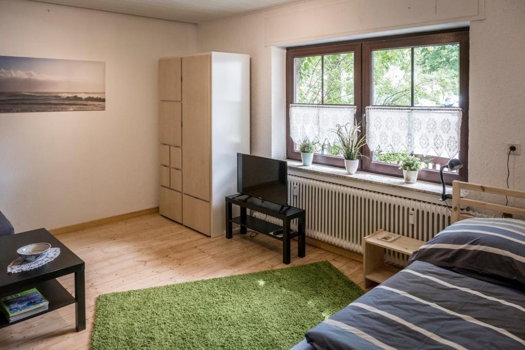 a living room with a bed and a window at freundliches Appartment nahe Messe Düsseldorf in Willich