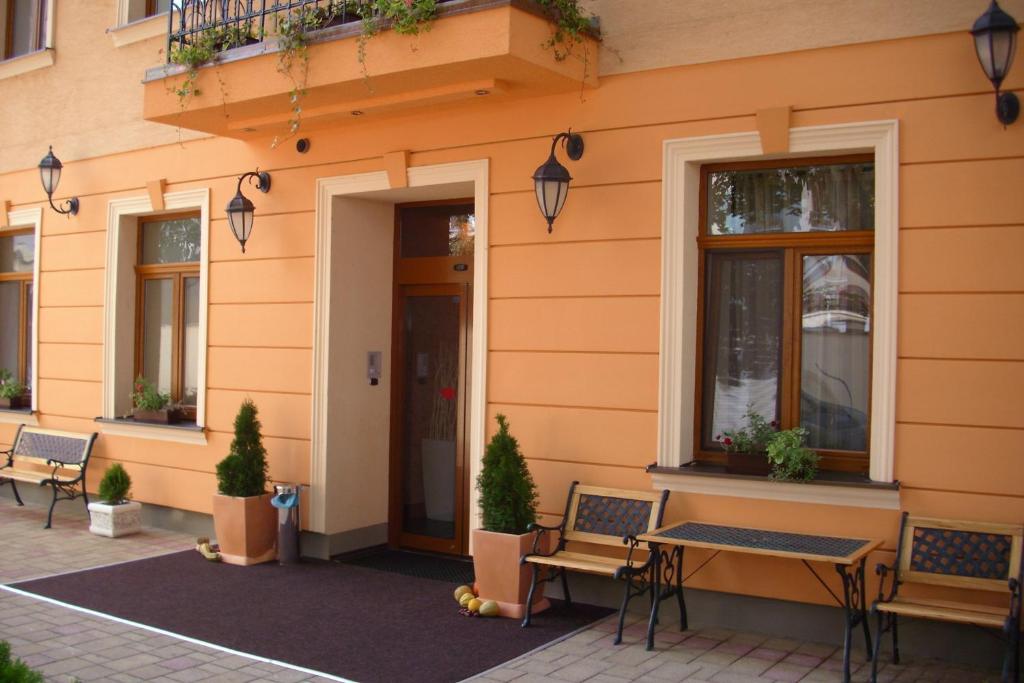 un bâtiment avec des bancs et des fenêtres. dans l'établissement AdamEva Resort, à Piešťany
