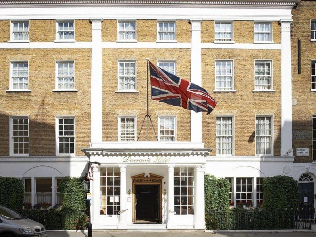 una bandera británica ondeando frente a un edificio en Durrants Hotel en Londres
