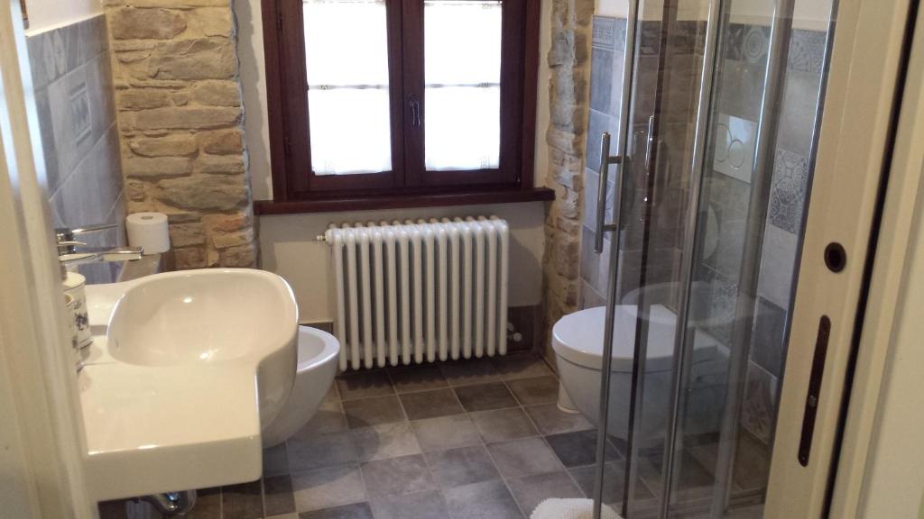 Koupelna v ubytování Valbuona B&B