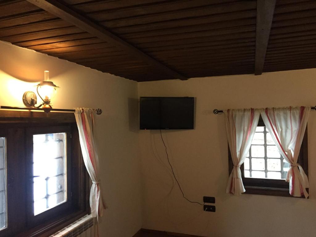 TV a/nebo společenská místnost v ubytování ЧОЛАКОВАТА КЪЩА