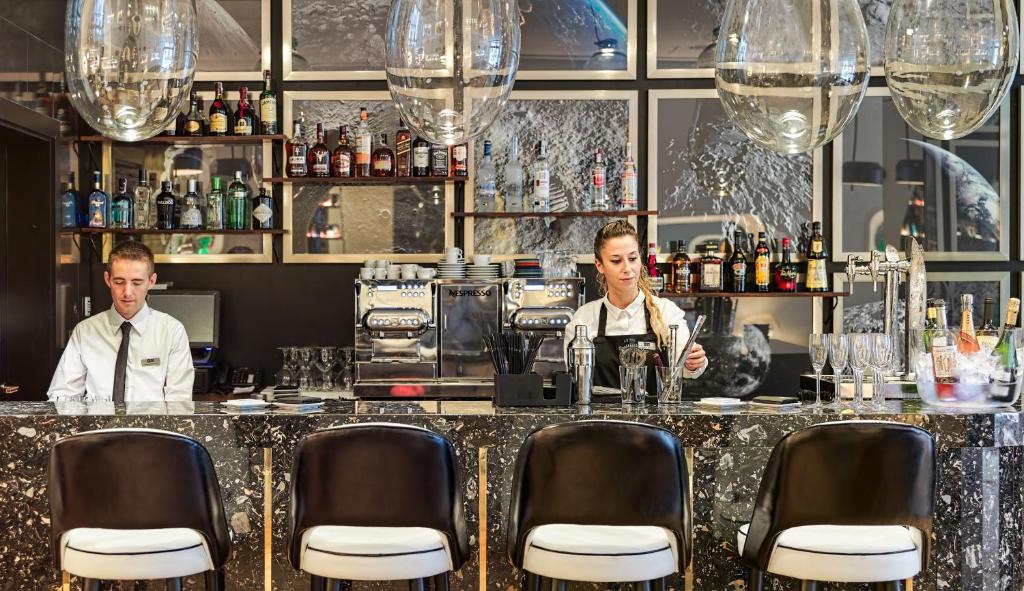 Lounge nebo bar v ubytování H10 Cubik 4* Sup