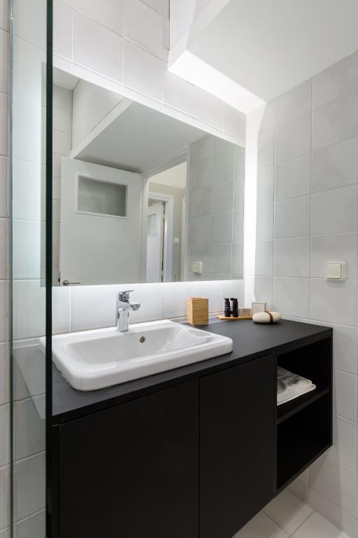 Kúpeľňa v ubytovaní Acropolis Heart 1BD Apartment in Plaka by UPSTREET