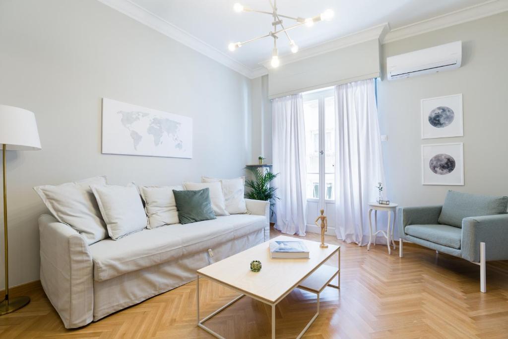Posedenie v ubytovaní Acropolis Heart 1BD Apartment in Plaka by UPSTREET