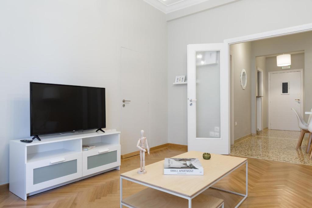 Televízia a/alebo spoločenská miestnosť v ubytovaní Acropolis Heart 1BD Apartment in Plaka by UPSTREET