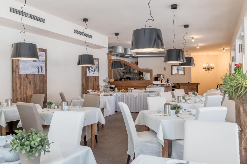 Reštaurácia alebo iné gastronomické zariadenie v ubytovaní Apartment Torri di Seefeld
