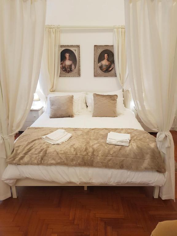 A bed or beds in a room at St Paul House Boutique & Apartment