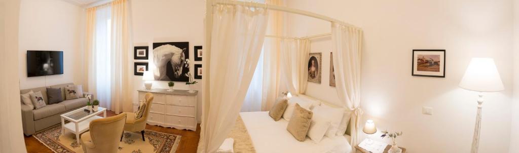A seating area at St Paul House Boutique & Apartment