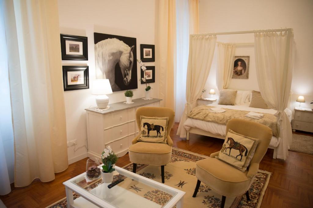 - une chambre avec un lit, deux chaises et un miroir dans l'établissement St Paul House Boutique & Apartment, à Rome