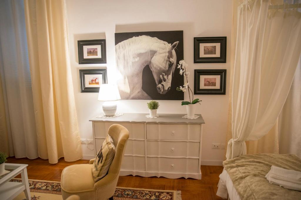 A seating area at St Paul House Boutique & Apartment