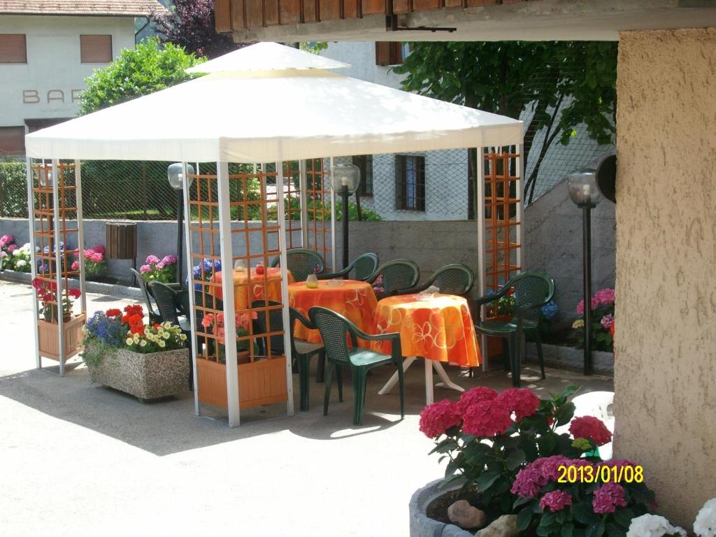Patio nebo venkovní prostory v ubytování Albergo Genzianella