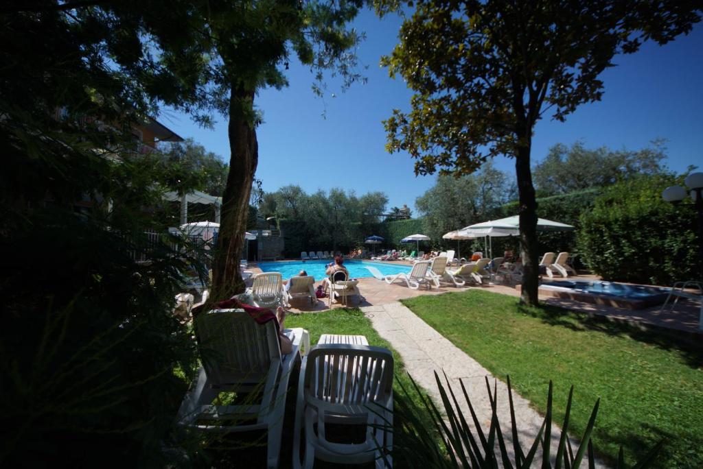 Bazén v ubytování Hotel Alpi nebo v jeho okolí