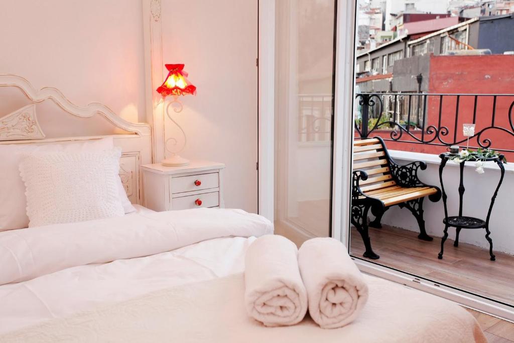 Postel nebo postele na pokoji v ubytování The White Swan Suites Beyoglu