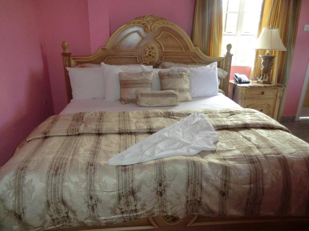 PG Quality Inn - Superior King Room