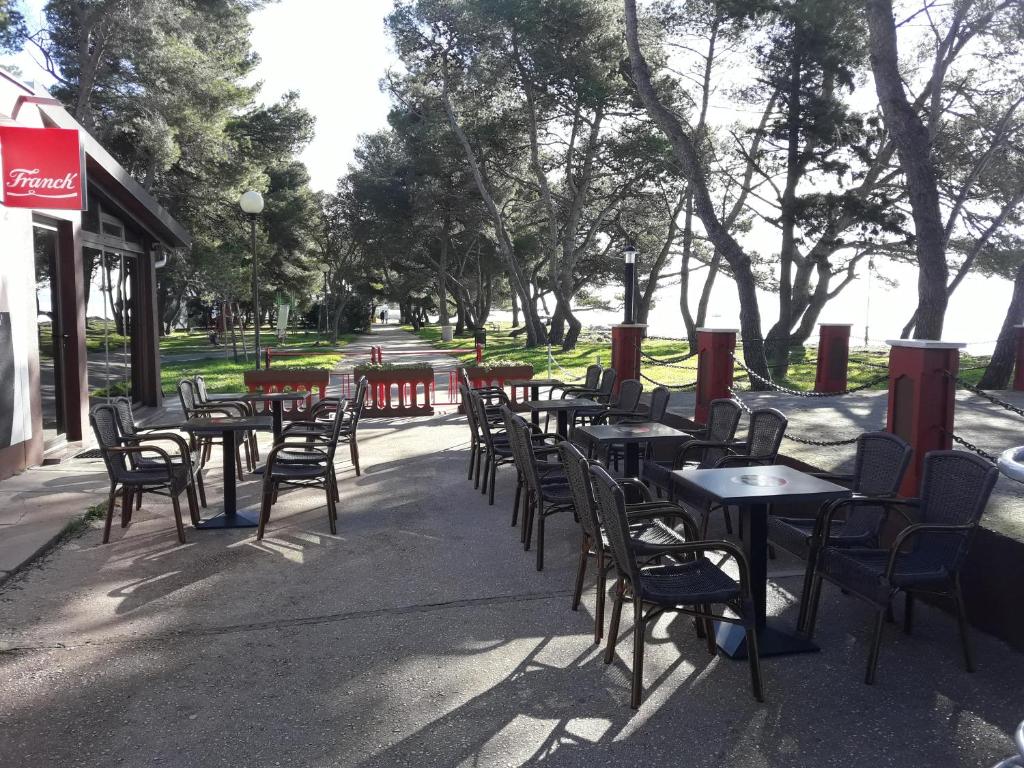 Restauracja lub miejsce do jedzenia w obiekcie Latmo Apartment Zadar