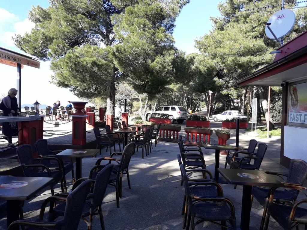 Restauracja lub miejsce do jedzenia w obiekcie Latmo Apartment Zadar