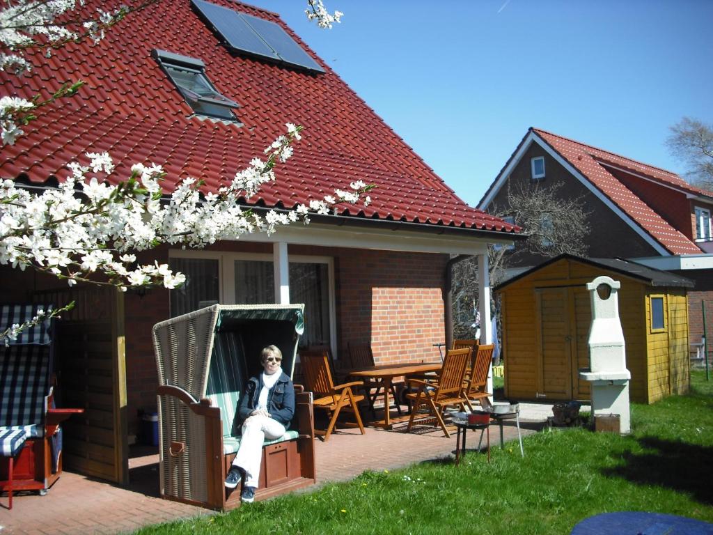 ビューズムにあるLütt Hollandの家のハンモックに腰掛けた女性