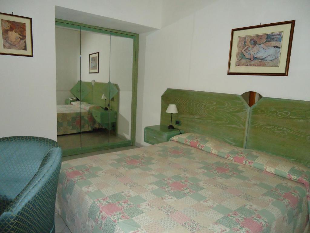 Łóżko lub łóżka w pokoju w obiekcie Albergo Roma