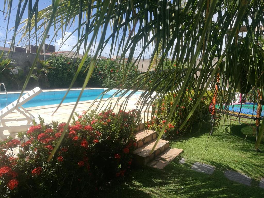 ein Resort mit einem Pool und einer Palme in der Unterkunft Flat Julieta in Paulista