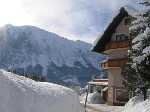 Nespecifikovaný výhled na hory nebo výhled na hory při pohledu z hotelu