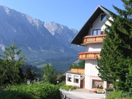 Nespecifikovaný výhled na hory nebo výhled na hory při pohledu z hotelu