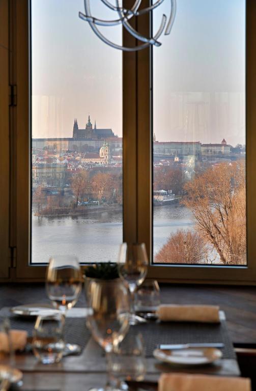 Výhled na řeku, která protéká v blízkosti hotelu