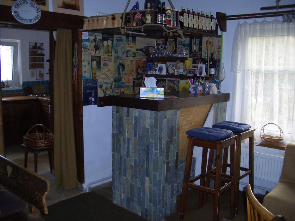 un bar in cucina con bancone e sgabelli di Chata Pavla a Jablonec nad Nisou