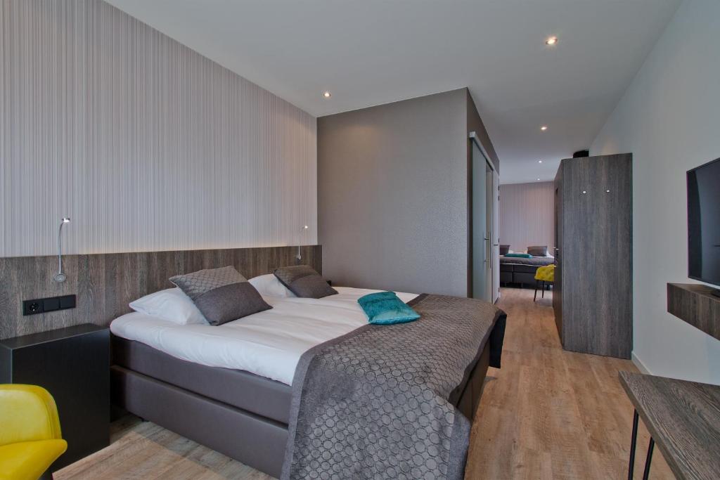 Hotel Roermond - Triple Room With Shower