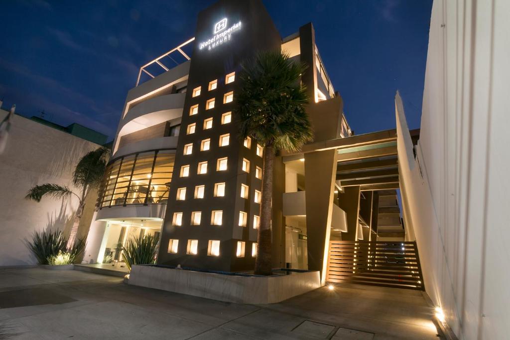 um edifício com um sinal na lateral em Hotel Imperial Luxury em San Martín Texmelucan de Labastida