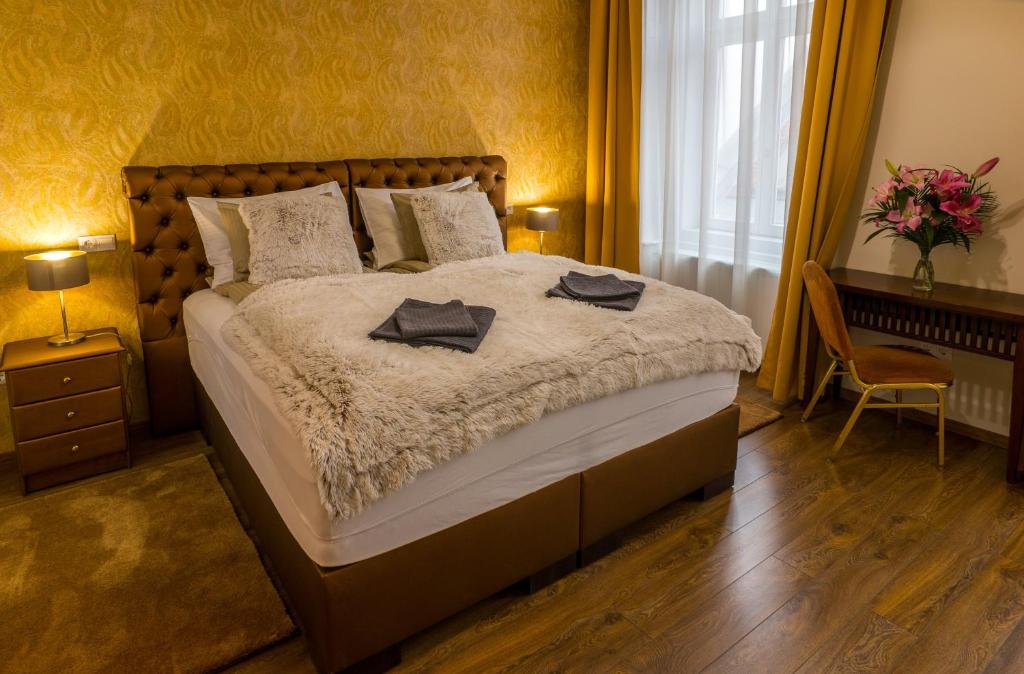 1 dormitorio con 1 cama grande y 2 almohadas en Dob Twenty Rooms, en Budapest