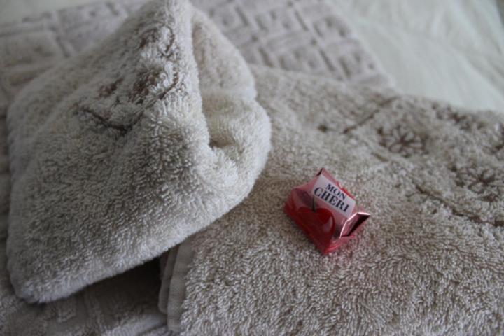 a packet of sugar sitting on a white towel at Home Sweet Home in Cardano al Campo