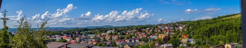 widok na miasto na wzgórzu w obiekcie Chata Anděl w Vrchlabi