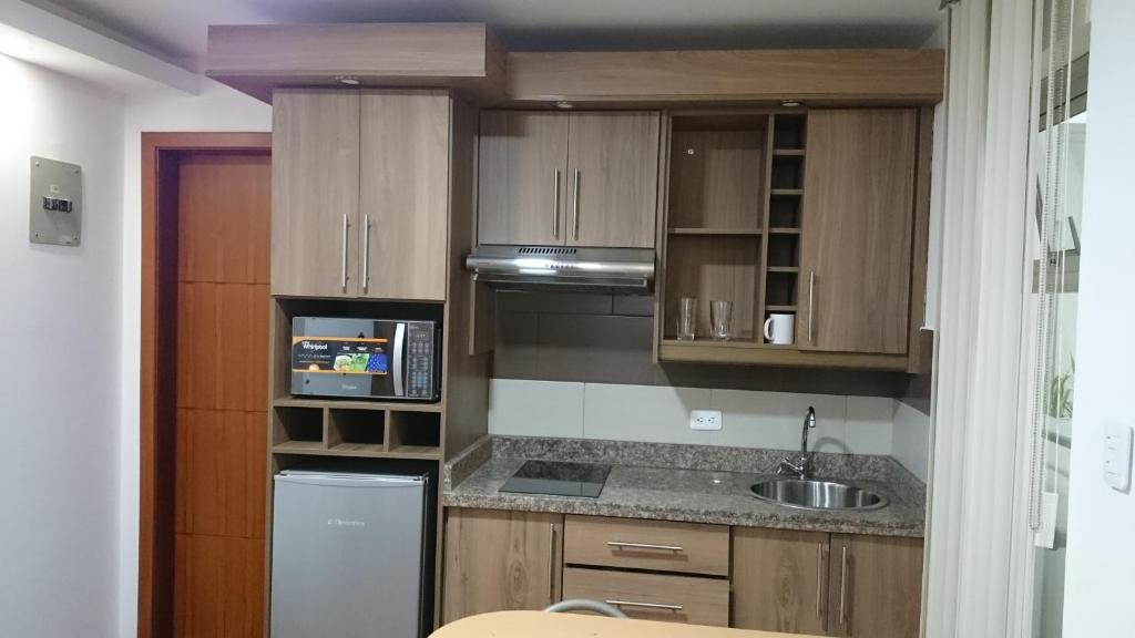 Kuchyň nebo kuchyňský kout v ubytování Hotel + Arte