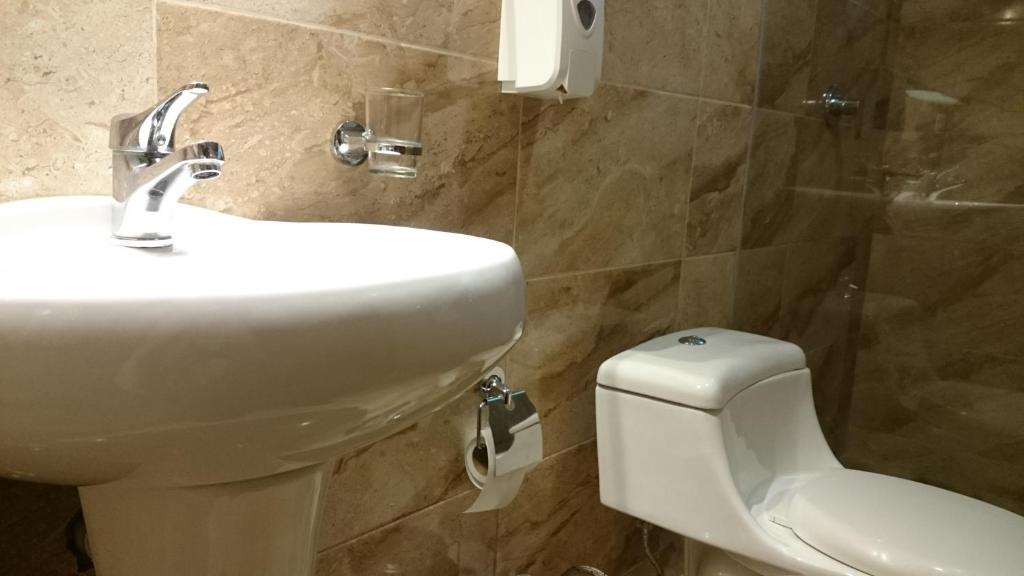 Koupelna v ubytování Hotel + Arte