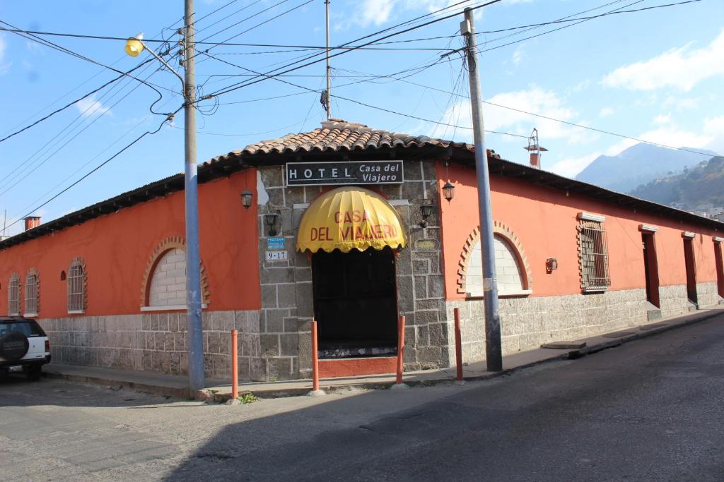 een gebouw met een bord dat la maza leest bij Hotel Casa Del Viajero in Quetzaltenango