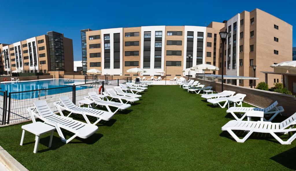 Bazén v ubytování Compostela Suites nebo v jeho okolí
