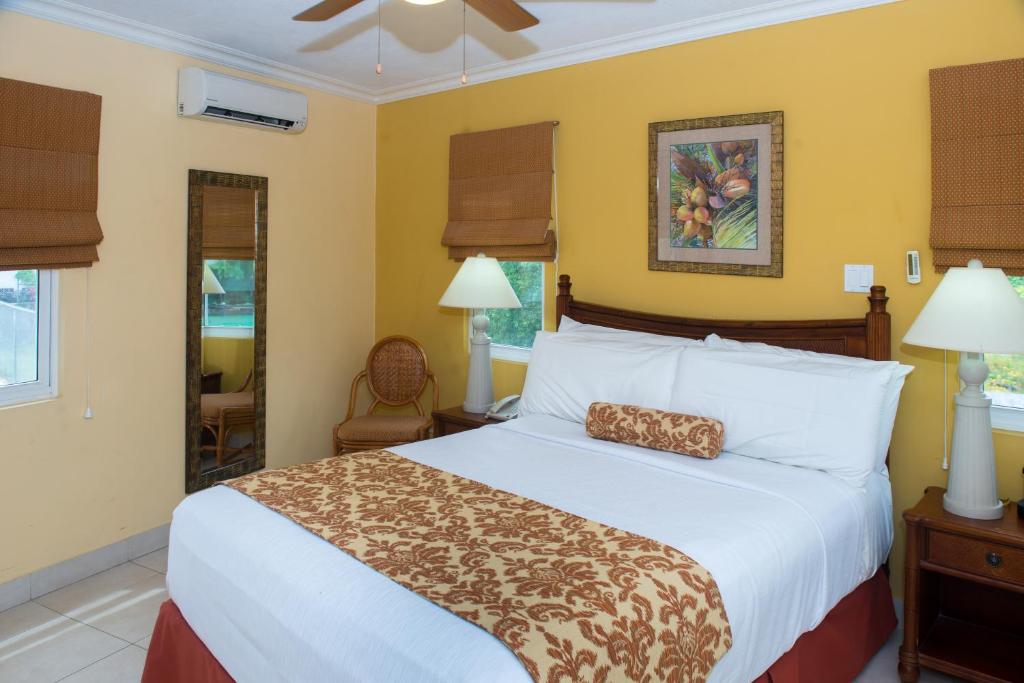 Postel nebo postele na pokoji v ubytování Yellow Bird Hotel