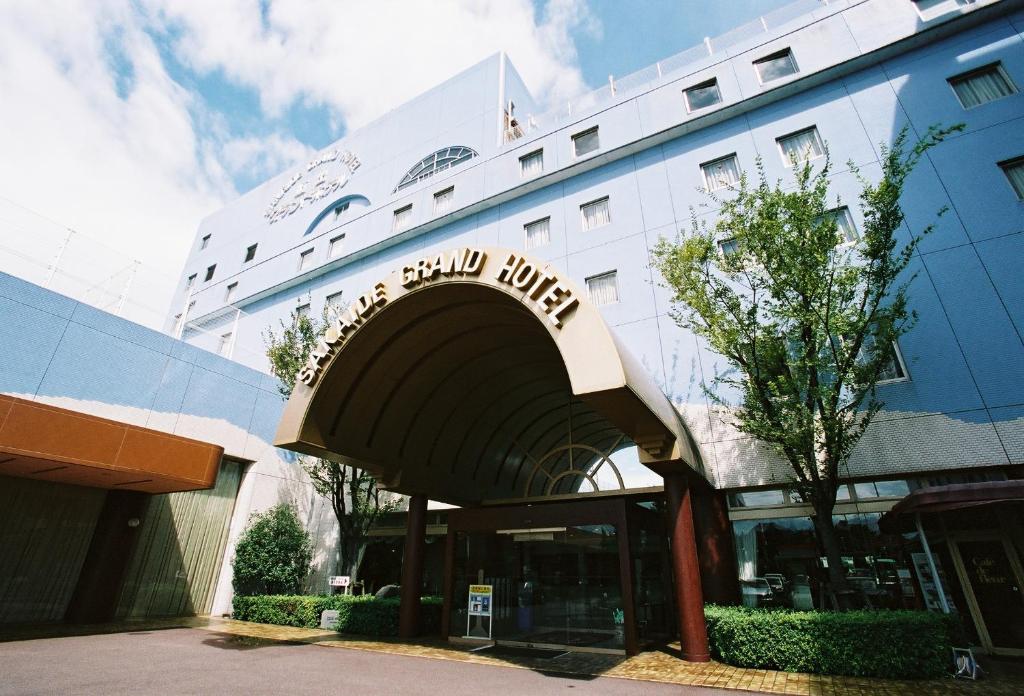 ein Hotel mit einem Torbogen vor einem Gebäude in der Unterkunft Sakaide Grand Hotel in Sakaide