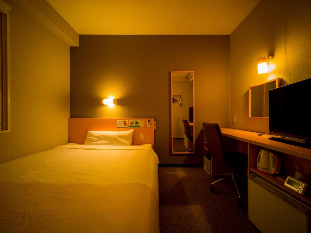 Postel nebo postele na pokoji v ubytování Super Hotel Yokkaichi Route 1