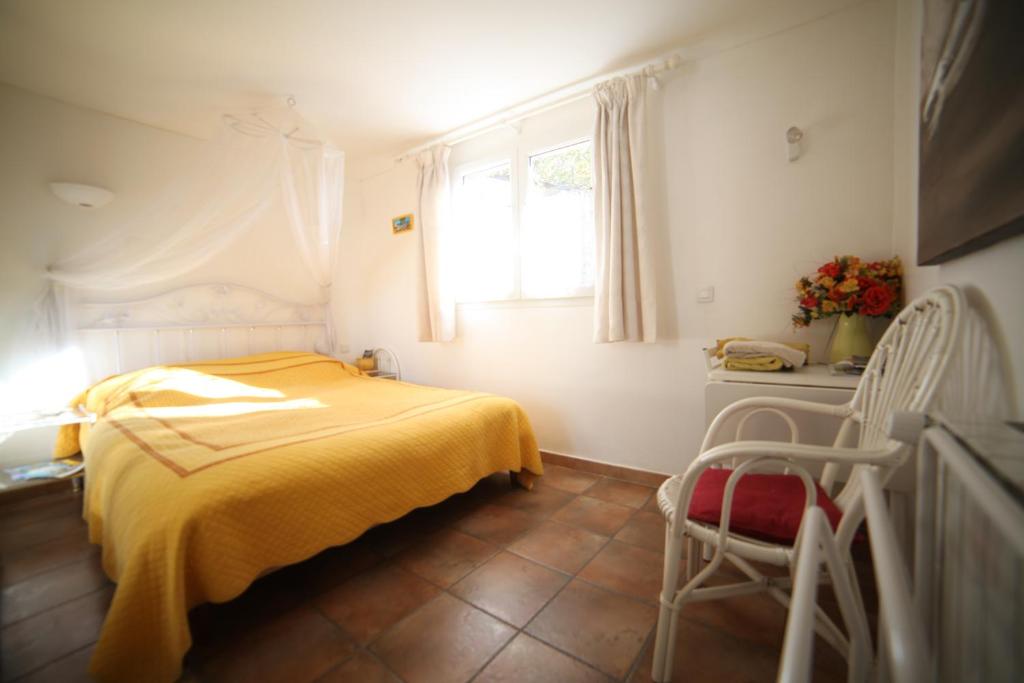 Postel nebo postele na pokoji v ubytování B&B Le clos des vignes Saint Raphael