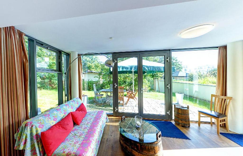 ein Wohnzimmer mit einer Couch und einem Tisch in der Unterkunft Villa Theresa - Ferienwohnung 1 in Heringsdorf