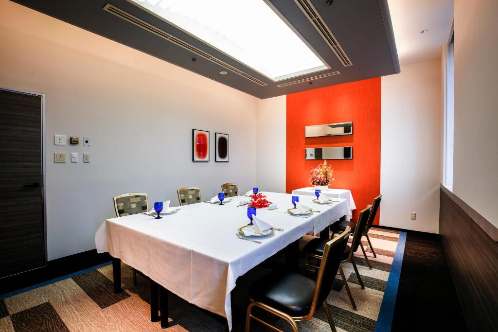 a dining room with a white table and chairs at New Otani Inn Tokyo in Tokyo