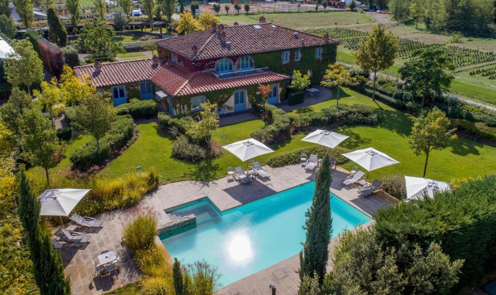 una vista aérea de una casa con piscina en Residenza Ca De Frati, en Arezzo