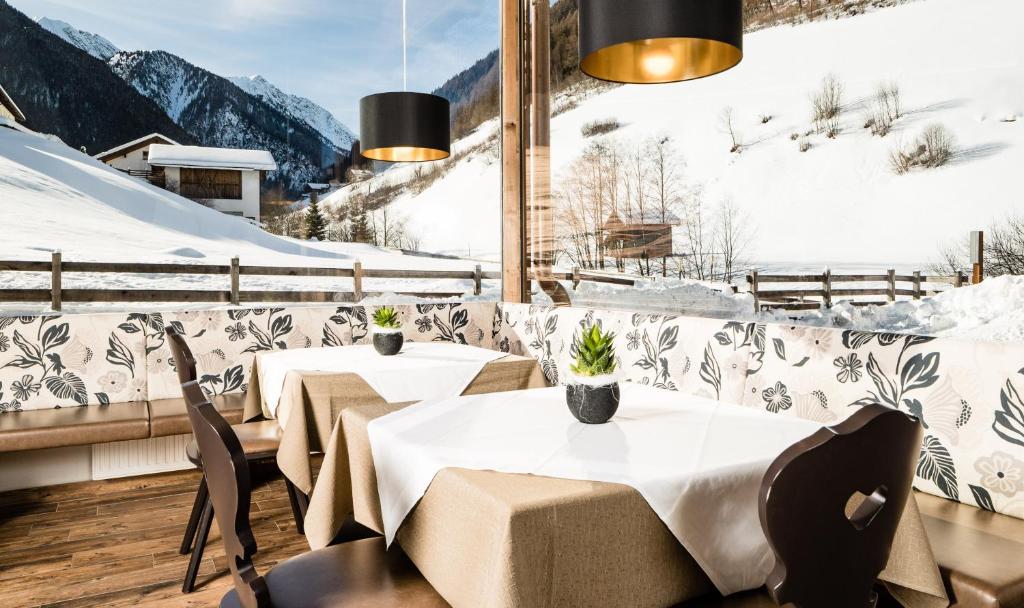 Nespecifikovaný výhled na hory nebo výhled na hory při pohledu z hotelu