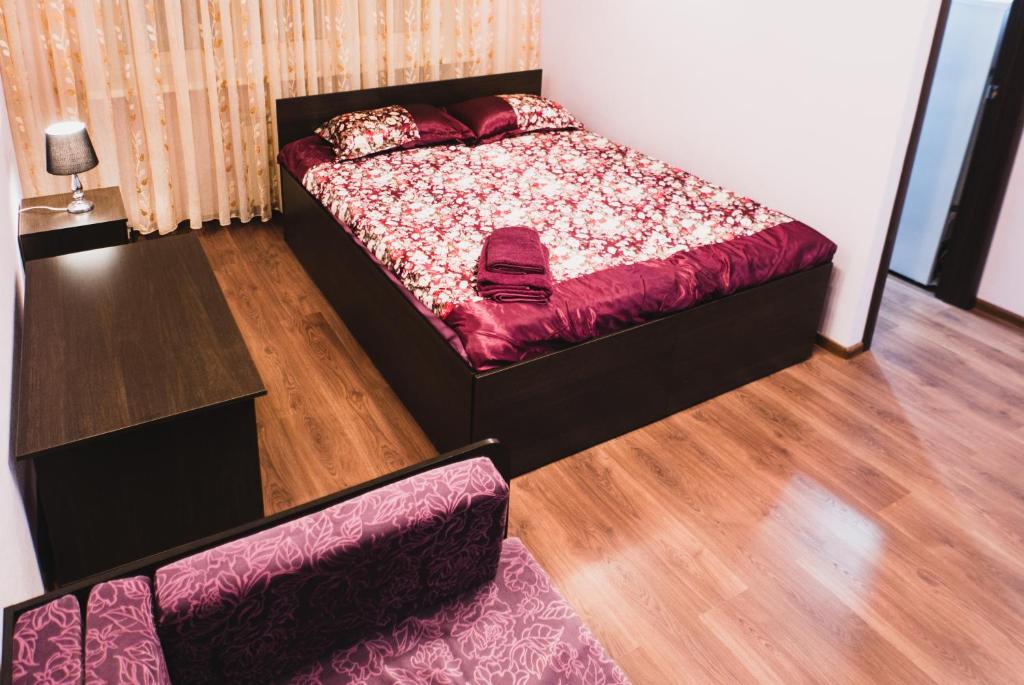 マグニトゴルスクにあるApartment on Karla Marksa 98の小さなベッドルーム(ベッド1台、ソファ付)