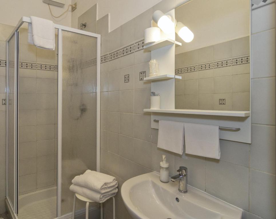 Uma casa de banho em Hotel Cecile